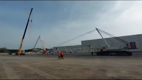 Installation des poteaux de la deuxième usine de batteries de la Gigafactory de Douvrin.