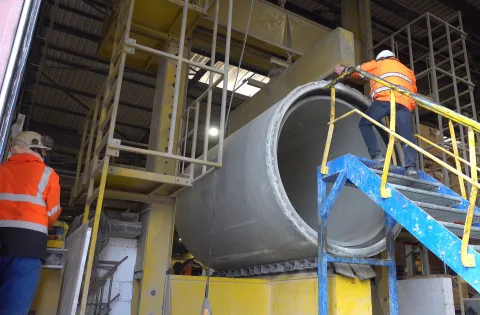 Notre laboratoire, intégré à l'usine BEMACO, en pleine phase de test de rupture sur un Tuyau BA de 1600 mm de diamètre !
