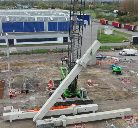 Premiers poteaux sur le chantier Gigafactory