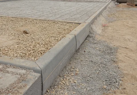 Voirie béton bordures pavés