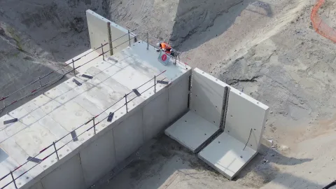 Murs en L béton préfabriqués en pose