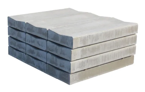 Caniveaux béton empilés