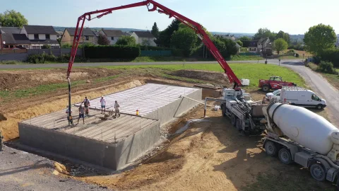 Livraison BPE sur chantier - camion-toupie BEMACO