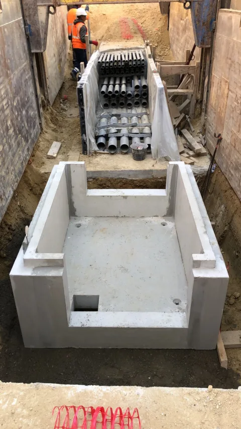 Élément de fond d'une chambre béton préfabriquée BEMACO posé en fouille blindée