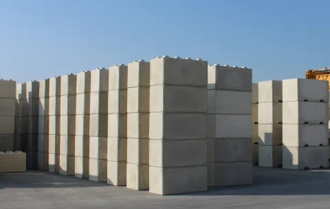 Stock de blocs béton empilables