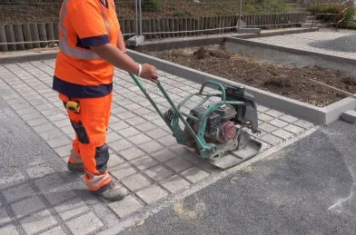 Remplissage des joints de pavés drainants au gravillon