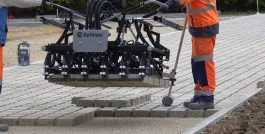 Pose automatisée de pavés drainants à la machine