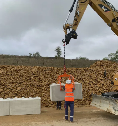 Pose de blocs empilables avec pince
