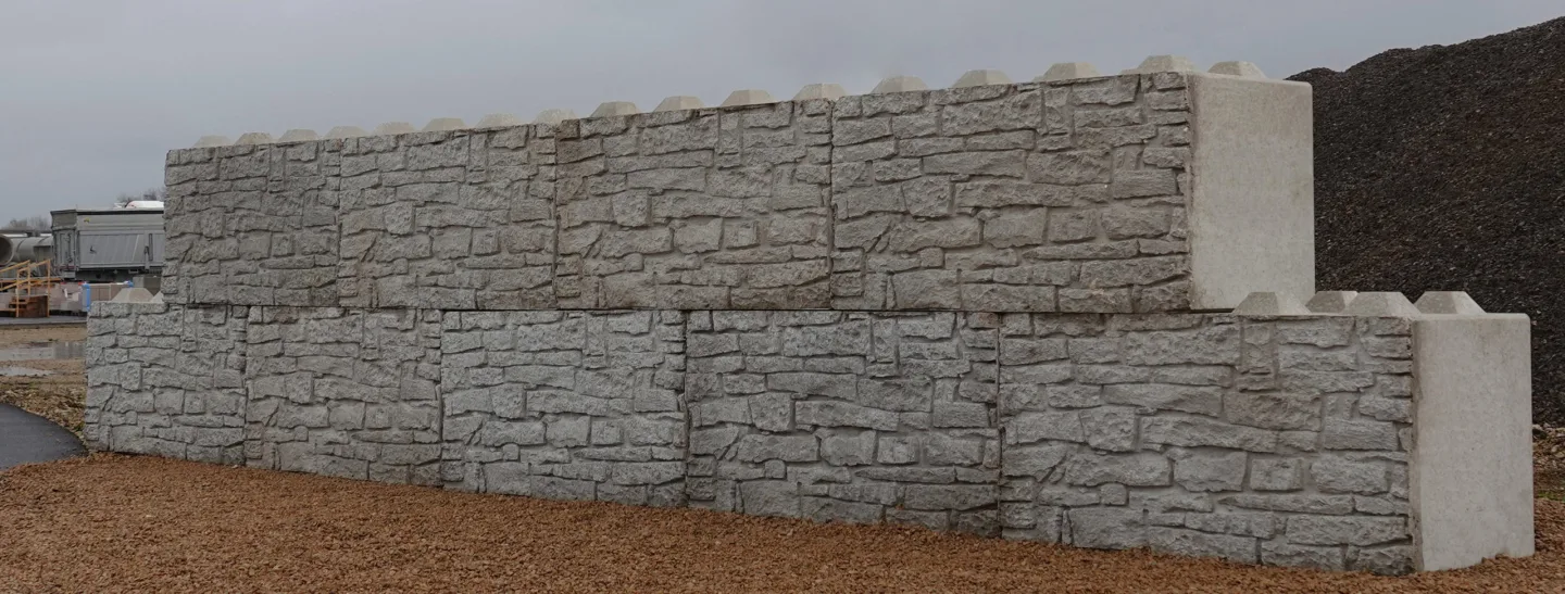 Mur en blocs béton empilables matricés, finition imitation pierres sèches
