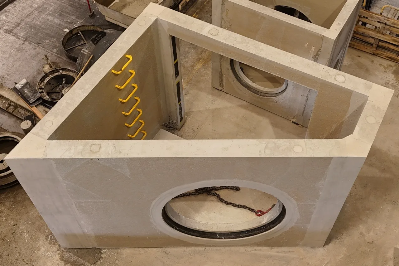Ouvrage hydraulique trapézoïdal en béton préfabriqué dans l'atelier BEMACO de Warcq