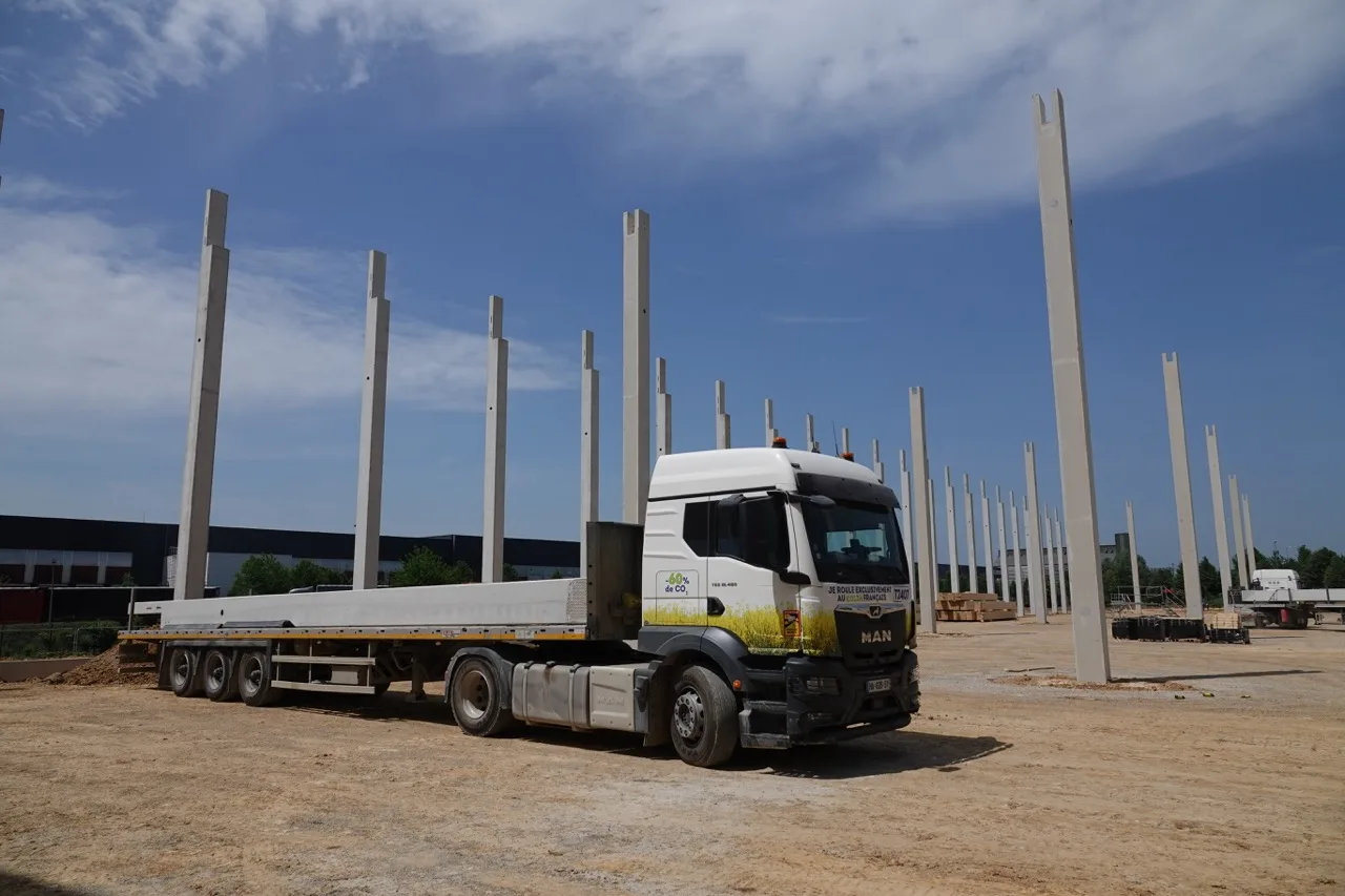 Camion BEMACO au biocarburant B100 livrant des poteaux béton sur le chantier de l'Oise