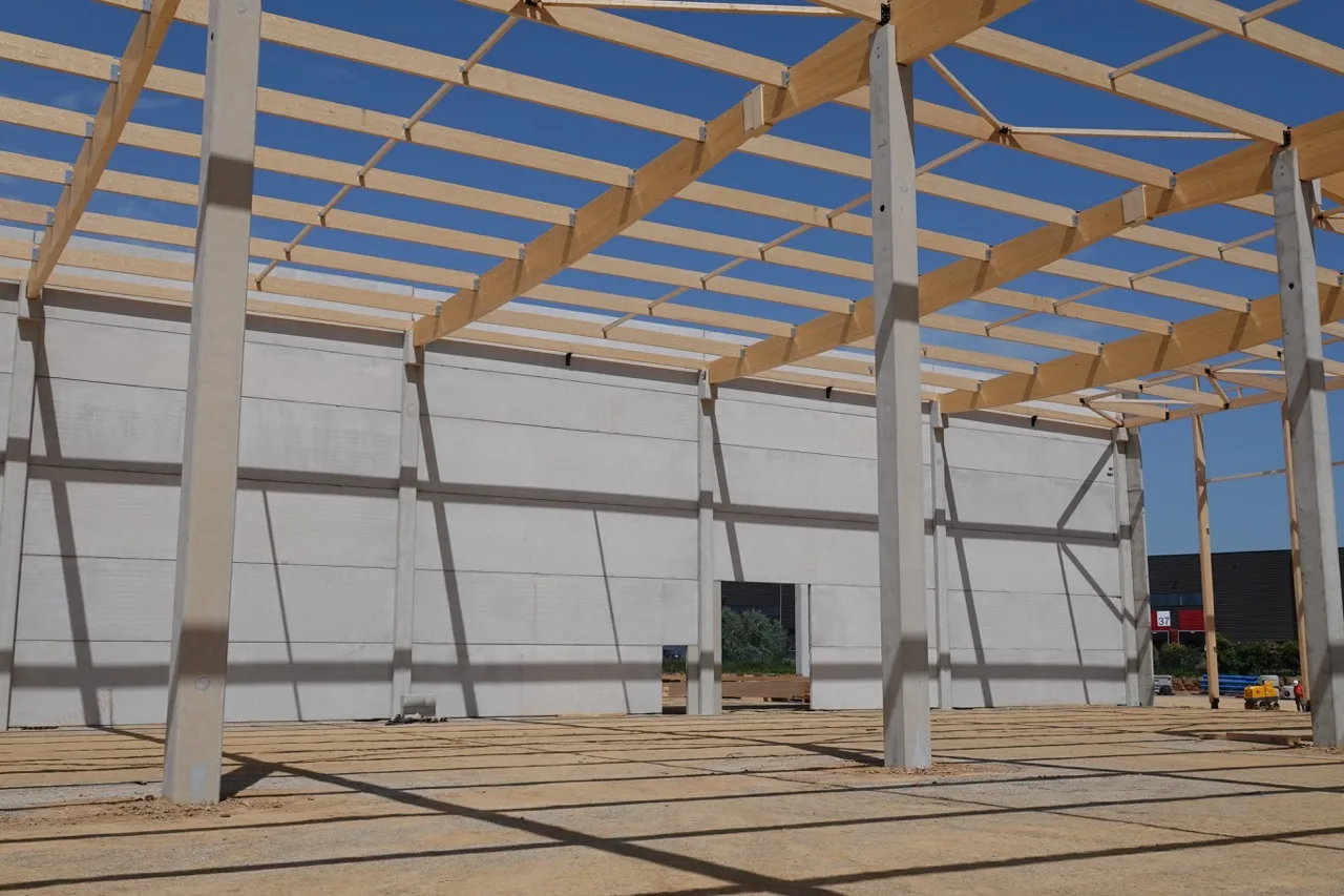 Intérieur de la plateforme logistique : panneaux de façade et charpente en place
