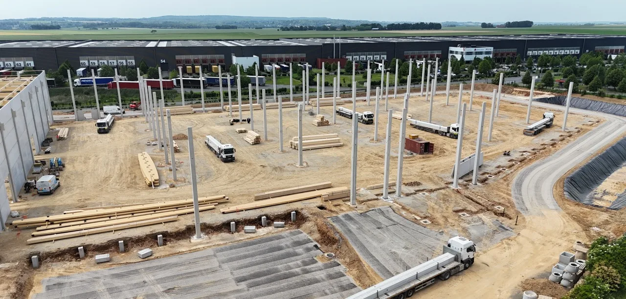 Vue aérienne des poteaux béton préfabriqués posés sur la plateforme logistique de l'Oise