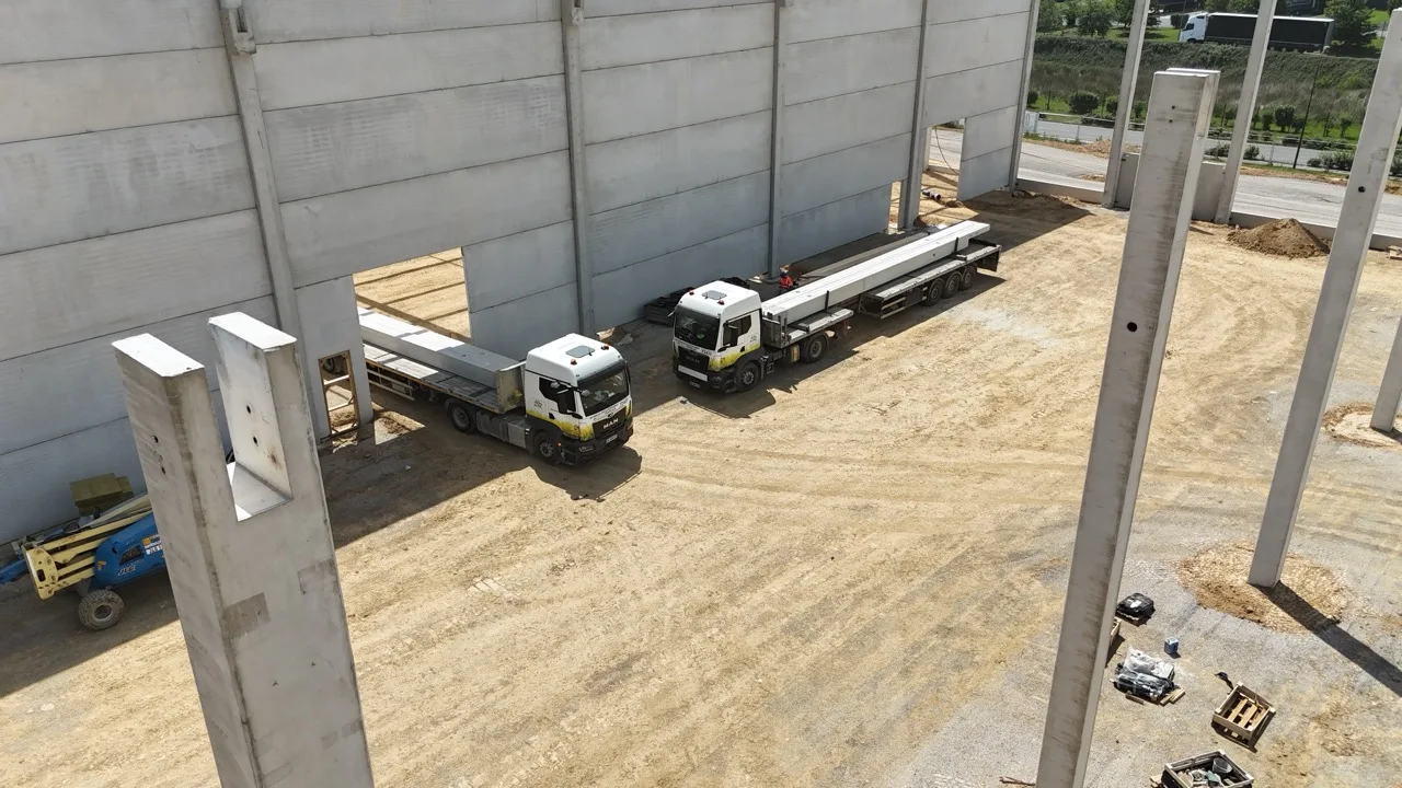 Pose des poteaux béton entre les panneaux de façade, chantier logistique de l'Oise