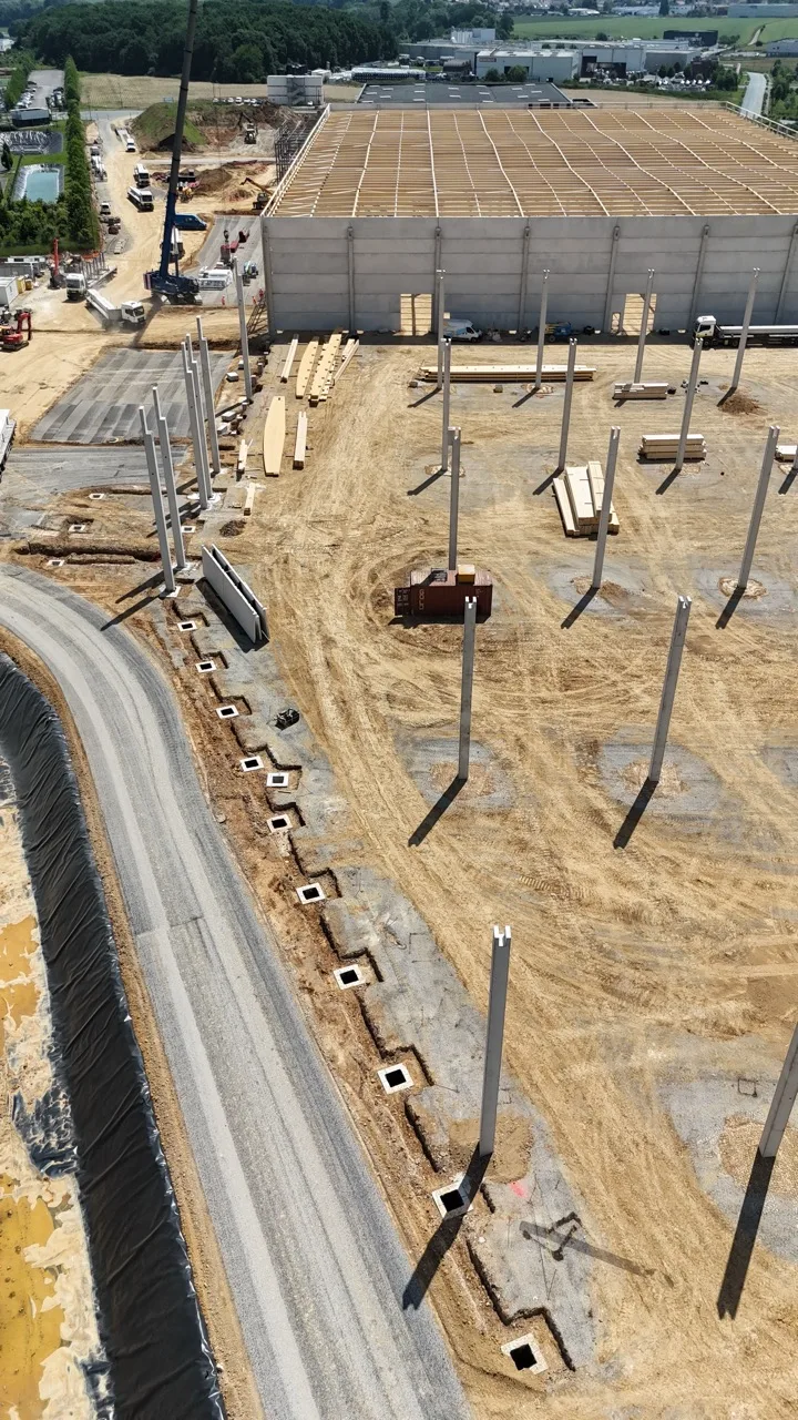 Vue aérienne du chantier logistique dans l'Oise, encadré par les parcelles voisines du parc d'activité