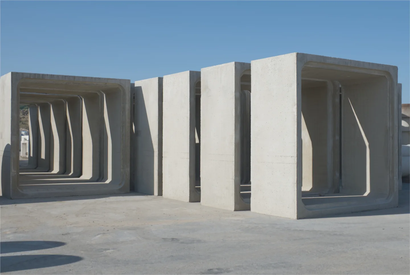 Cadres béton 3 x 3 m en séchage sur le parc extérieur de l'usine BEMACO de Warcq