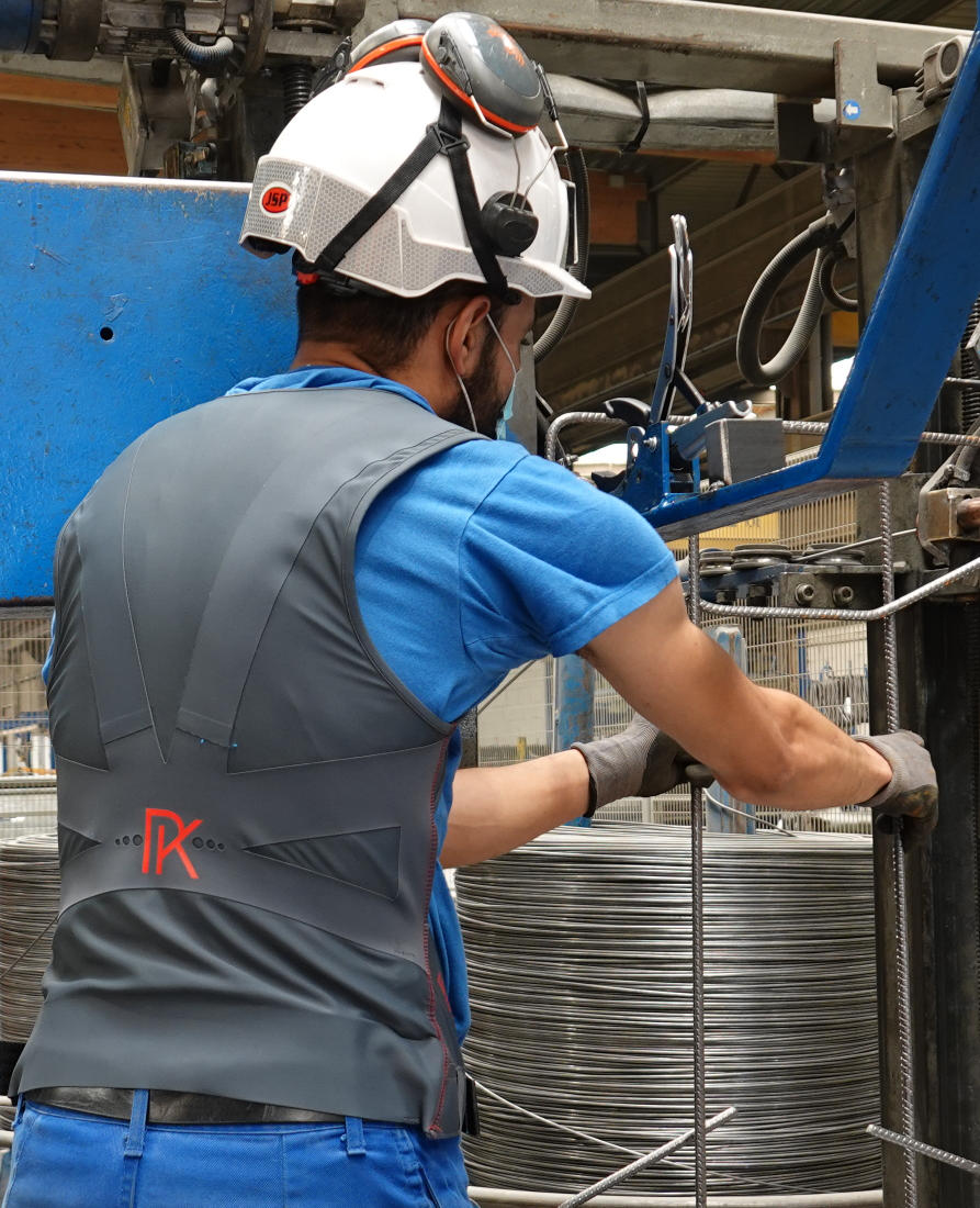 Employé BEMACO avec le gilet de protection dans l'usine d'armatures