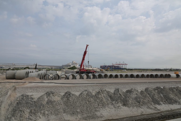 Second stock de tuyaux béton sur le chantier SNF de Dunkerque