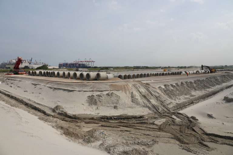 Stock secondaire de nos tuyaux béton D2000 sur le chantier SNF de Dunkerque