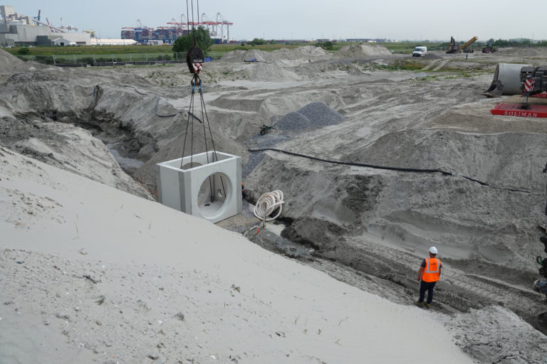 Pose de la chambre de raccordement D2000 sur le chantier SNF de Dunkerque