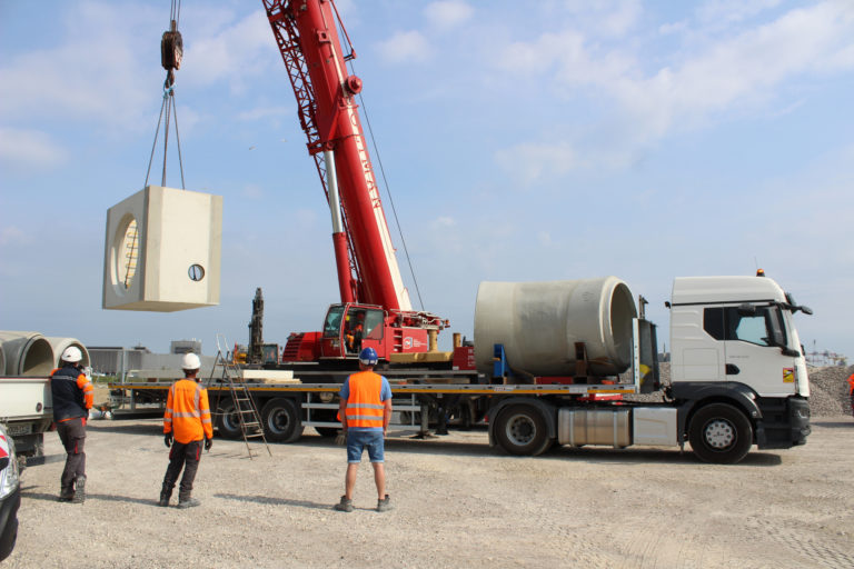 Levage chambre de raccordement RV1 sur le chantier SNF de Dunkerque